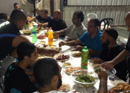 بالصور: إفطار جماعي في مسجد السكسك في يافا بمشاركة جمع من أهالي المدينة